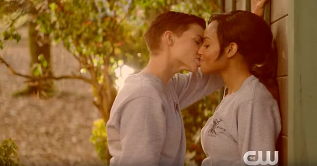 Batwoman (2019) - Interracial Lesbians